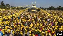 Thousands gather at a rally in support of President Yoweri Museveni in Kisaasi, a suburb of Kampala, Uganda, Feb. 16, 2016. (Photo: J. Craig / VOA) 