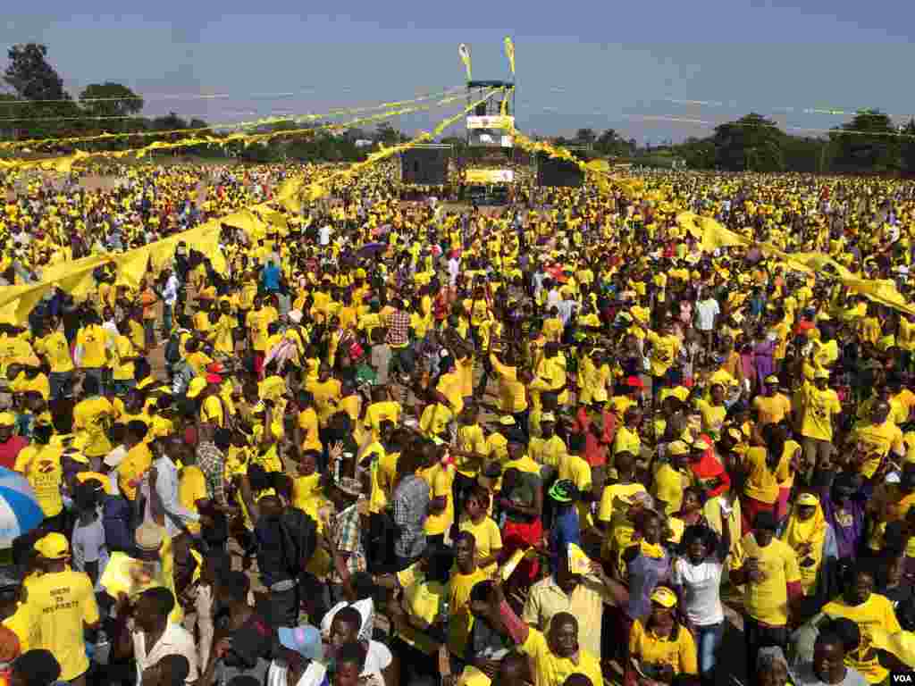 Thousands gather at a rally in support of President Yoweri Museveni in Kisaasi, a suburb of Kampala, Uganda, Feb. 16, 2016. (Photo: J. Craig / VOA) 