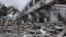 中國湖北救援人員在搜救十堰市煤氣管道爆炸事故的死傷者。 （2021年6月13日）