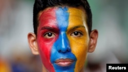 Un partisan de l'opposition participant à une manifestation anti-Maduro, Caracas, Venezuela, le 26 avril 2017. (REUTERS/Christian Veron)