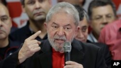 El ex presidente de Brasil Luiz Inacio Lula da Silva pronuncia un breve discurso a los medios y seguidores en la sede de su Partido de los Trabajadores en Sao Paulo, Brasil. July 13, 2017. 