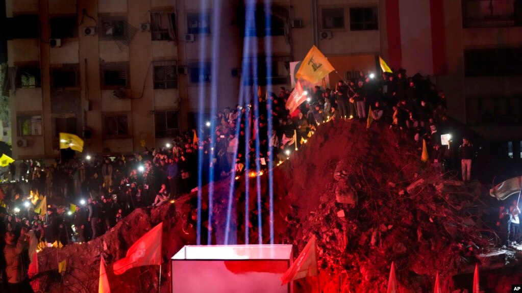 تجمع اعضا و هواداران حزب الله در محل اختفا و کشته شدن حسن نصرالله رهبر این گروه در بیروت - ۳۰ نوامبر ۲۰۲۴