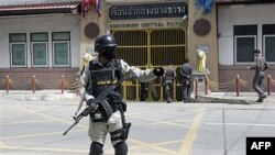 Tajlandski policajac ispred zatvora iz koga je Viktor But sproveden do aerodroma radi ekstradicije u SAD