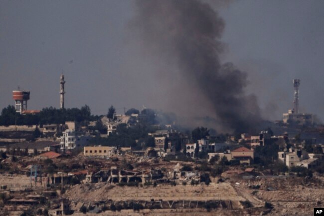Asap membubung dari selatan Lebanon tampak dari bagian utara Israel, Sabtu, 5 Oktober 2024. (Foto: Leo Correa/AP Photo)