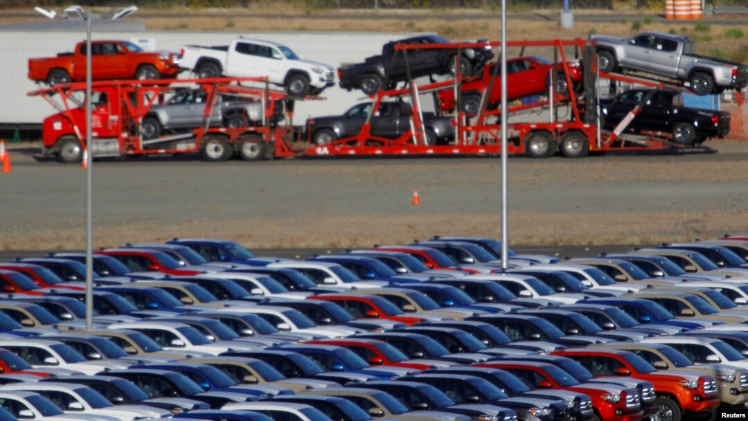 Mobil-mobil yang baru dirakit tampak di pabrik Toyota Motor Baja California, di Tijuana, Meksiko, 30 April 2017.
