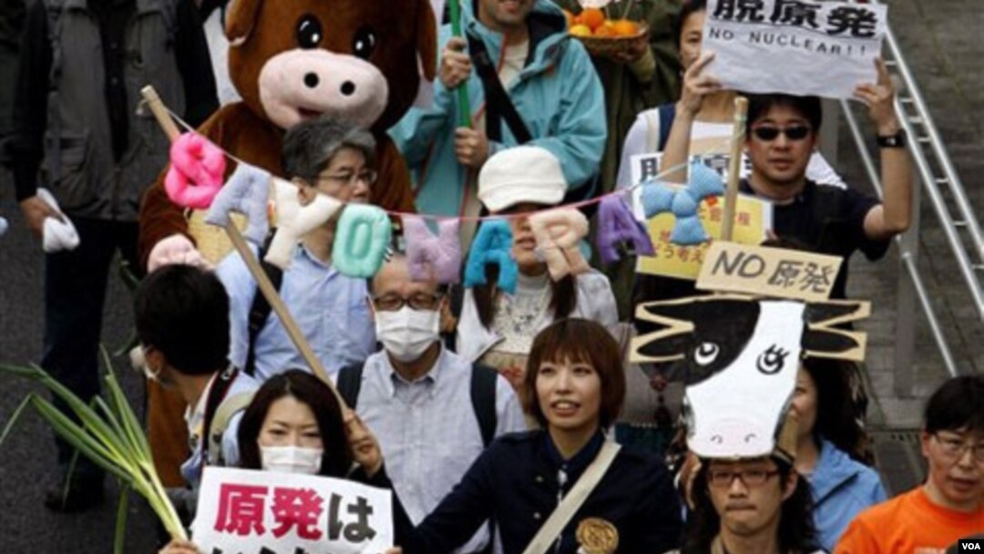 Demonstrasi anti-nuklir di depan kantor perusahaan TEPCO di Tokyo (16/4).