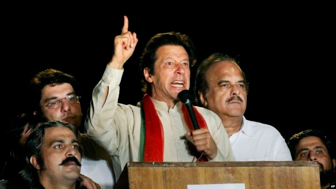  تحريک انصاف په دوهم نومبر دپاناما اسنادو کې دوزيراعظم نوازشريف دکورنۍ دنومونو دراتللو او بدعنوانۍ په ضد داسلام اباد دبندولو او احتجاج کولو منصوبه لري، دتحريک انصاف مشر عمران خان غوښتنه کوي چې وزيراعظم نوازشريف دې يا خو استعفا ورکړي او يا دې ځان احتساب لپاره وړاندې کړي.