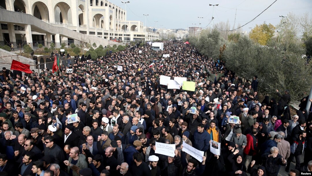 Aksi protes di Teheran, Iran, 3 Januari 2020, terkait tewasnya Komandan Pasukan Quds Iran akibat serangan udara AS.