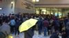 香港大学罢课学生和一些民间团体在港大校委会会场外抗议 (美国之音海彦拍摄)