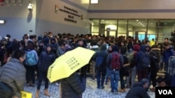 香港大学罢课学生和一些民间团体在港大校委会会场外抗议 (美国之音海彦拍摄)