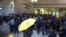 香港大学罢课学生和一些民间团体在港大校委会会场外抗议 (美国之音海彦拍摄)