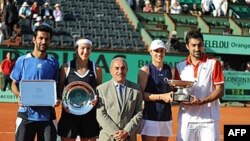 Julijan Noul, Jaroslava Švedova, Nenad Zimonjić i Katarina Srebotnik posle današnjeg finala u miksu na Rolan Garosu