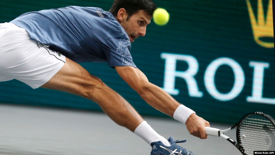 Novak Đoković u duelu sa Marinom Čilićem u četvrtfinalu turnira u Parizu, 2. novembra 2018. (Foto: AP/Michel Euler) 