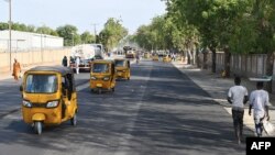 Les plus lourdes de ces sanctions, dont la fermeture des frontières, ont été levées samedi. Avant cette fermeture, le corridor béninois accueillait 80% du fret nigérien via le port de Cotonou, à un millier de km de Niamey. (Photo by Issouf SANOGO / AFP)