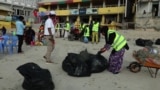 Kelompok Relawan Muda Bersihkan Sampah di Pantai Somalia