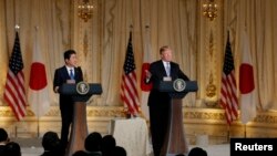 El presidente Donald Trump (der.) en conferencia de prensa con el primer ministro de Japón Shinzo Abe en Mar-a-Lago la mansión de Trump en Palm Beach, Florida. Abril 18, 2018.