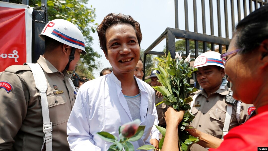 Salah seorang tahanan yang baru dibebaskan karena pemberian amnesti Presiden Win Myint, berjalan keluar dari penjara Insein di Yangon, Myanmar 17 April 2018.