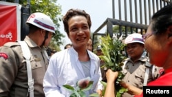 Salah seorang tahanan yang baru dibebaskan karena pemberian amnesti Presiden Win Myint, berjalan keluar dari penjara Insein di Yangon, Myanmar 17 April 2018.