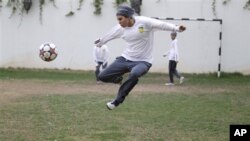 Rana Al Khateeb, seorang anggota tim sepakbola Arab Saudi (23 tahun) berlatih di sebuah lokasi yang dirahasiakan di Riyadh, Saudi Arabia, 21 Mei 2012 (Foto: dok). 