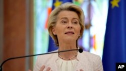 ARCHIVO: La presidenta de la Comisión Europea, Ursula von der Leyen, durante una conferencia de prensa en Chisinau, Moldavia, el 31 de mayo de 2023.