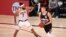 Un match entre les Lakers et les Nuggets.