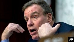 参议院情报委员会副主席马克·沃纳在参议院听证会上讲话。2019年1月29日