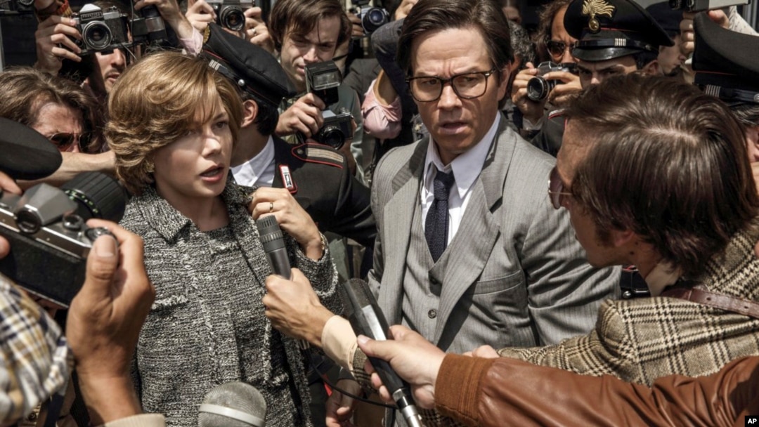 Michelle Williams (kiri) dan Mark Wahlberg dalam film "All The Money in the World." (Fabio Lovino/Sony-TriStar Pictures via AP) 