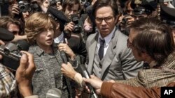 Michelle Williams (kiri) dan Mark Wahlberg dalam film "All The Money in the World." (Fabio Lovino/Sony-TriStar Pictures via AP) 