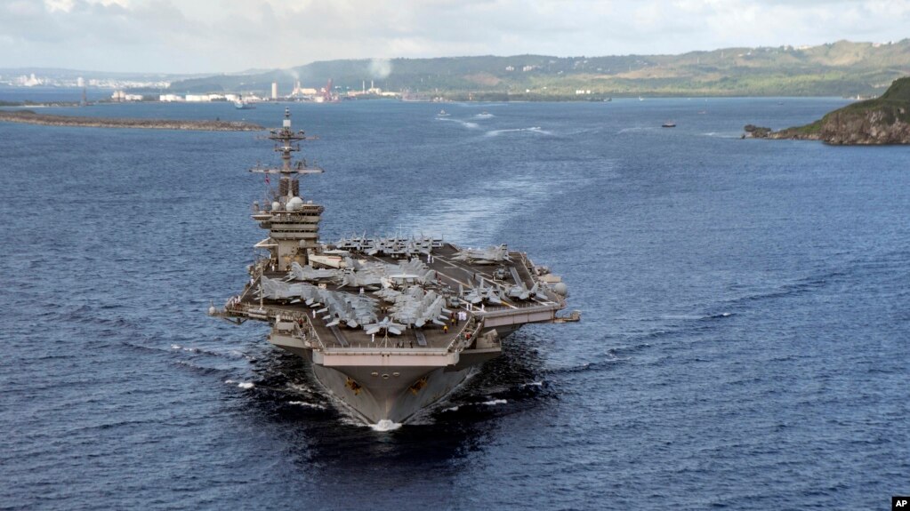 Biển Philippines (4/6/2020). Tàu sân bay USS Theodore Roosevelt (CVN 71) rời cảng Apra ở Guam. Ảnh do Hải quân Hoa Kỳ cung cấp.