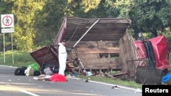 ARCHIVO - Personal de emergencia trabaja en el lugar donde murieron varios migrantes cubanos tras un accidente de camión en Pijijiapan, Chiapas, México, 1 de octubre de 2023.