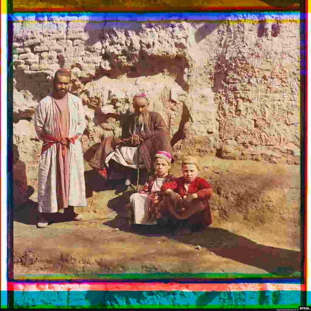 Qishda quyoshning iliq nurlaridan zavq olib... Samarqand. 