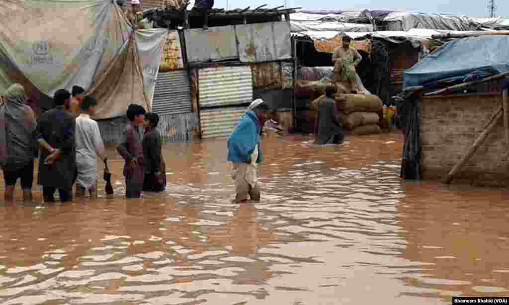 آفات سے نمٹنے کے صوبائی ادارے اور متعلقہ انتظامیہ متحرک ہے اور متاثرہ لوگوں کو امدادی سامان پہنچانے کا بتایا جا رہا ہے۔