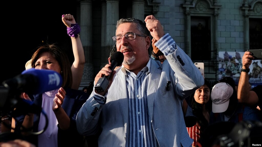 El candidato a la presidencia de Guatemala Bernardo Arévalo durante un mitin de campaña en Ciudad de Guatemala, el 26 de junio de 2023.