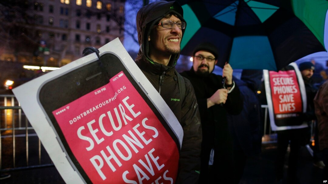 Para pendukung privasi internet melakukan unjuk rasa di toko Apple di Manhattan, New York untuk mendukung Apple dalam kasus dengan FBI mengenai enkripsi iPhone (foto: dok).