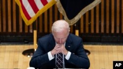 El presidente Joe Biden guarda silencio durante un evento para abordar la violencia armada en Estados Unidos, celebrado en la sede de la Policía de Nueva York, el 3 de febrero de 2022. 