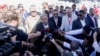 El Secretario General de la ONU, Antonio Guterres, habla con los medios tras visitar el cruce fronterizo de Rafah entre Egipto y la Franja de Gaza. Miembros de la Media Luna Roja Egipcia coordinan la ayuda para Gaza, en el aeropuerto de Al Arish, Egipto, el 20 de octubre de 2023.