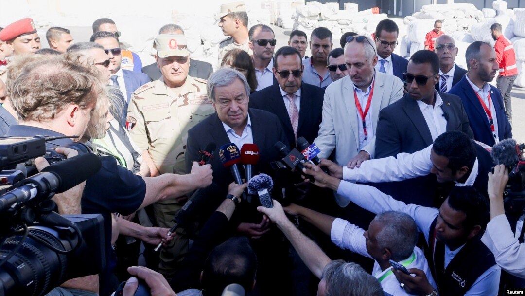 El Secretario General de la ONU, Antonio Guterres, habla con los medios tras visitar el cruce fronterizo de Rafah entre Egipto y la Franja de Gaza. Miembros de la Media Luna Roja Egipcia coordinan la ayuda para Gaza, en el aeropuerto de Al Arish, Egipto, el 20 de octubre de 2023.