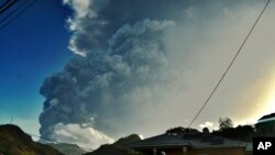 Una columna de ceniza se levanta del volcán La Soufriere, en la oriental isla caribeña de San Vicente, el martes 13 de abril de 2021. El volcán entró en erupción el viernes 10 de abril.