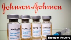 En un comunicado conjunto, los CDC y la FDA informaron que estaban investigando coágulos en seis mujeres vacunadas con la vacuna de J&J. [Foto de archivo] 