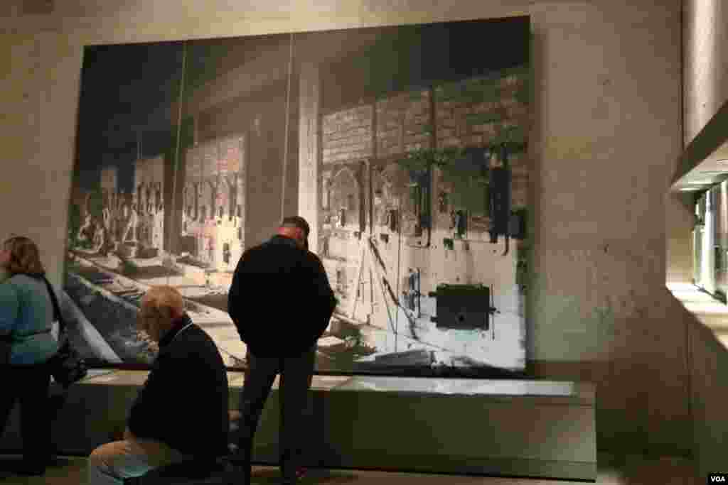 نگاهی به مرکز &laquo;یَد وَ شَم&raquo; برای یادبود قربانیان هولوکاست - این مرد مقابل عکسی برجای مانده از کوره&zwnj;های آدم&zwnj;سوزی ارتش نازی آلمان در جنگ جهانی دوم ایستاده است.