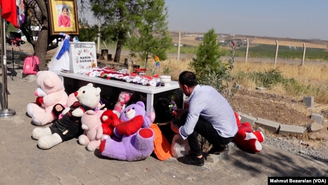 Elazığ’dan gelen Cavit Şengün, Narin’in melek olarak tasvir edildiği resmini mezara iliştirdi.