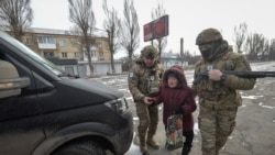 Anggota unit Malaikat Putih dari Kepolisian Ukraina mengevakuasi seorang lansia dari wilayah garis depan pertempuran di Pokrovsk, Donestk, pada 7 Februari 2025. (Foto: Reuters/Oleksandr Klymenko)