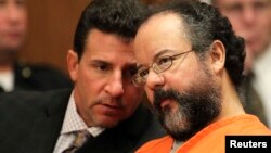 Ariel Castro (kanan), 53 tahun, dijatuhi hukuman penjara seumur hidup dalam sidang di kota Cleveland, Ohio (1/8). 