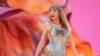 美国歌星泰勒·斯威夫特(Taylor Swift)在英国伦敦举办的演唱会上演出。（2024年6月21日）