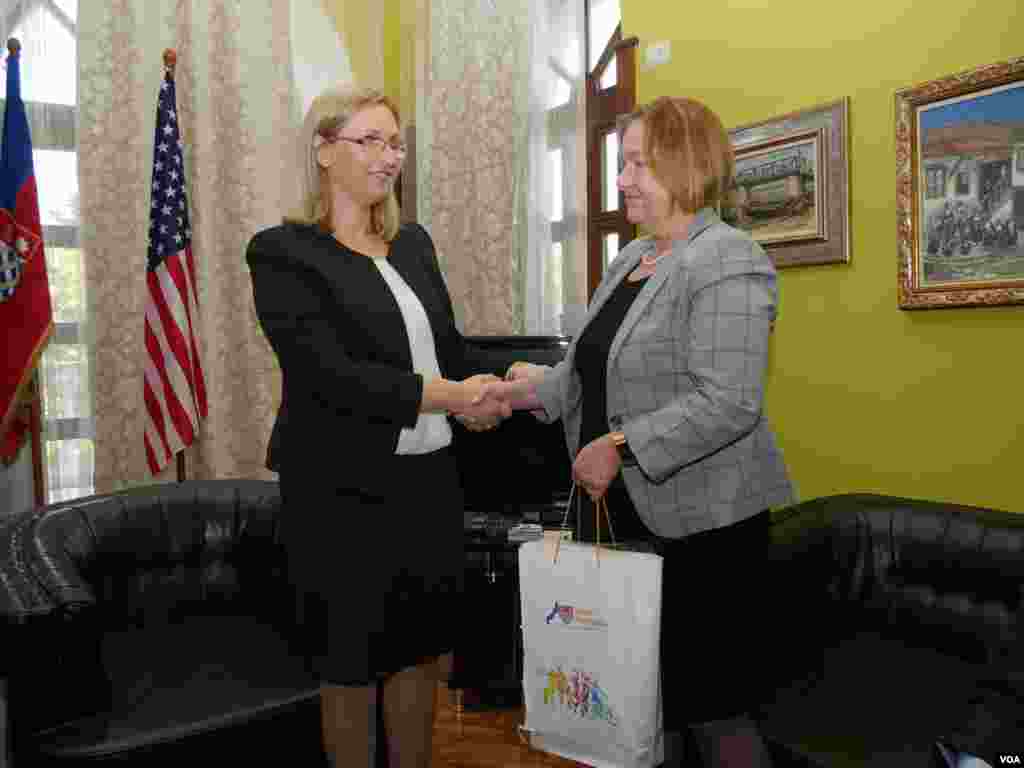 VOA Director Amanda Bennett meets with the Mayor of Shkoder, Albania, Voltana Ademi, September 26, 2017.