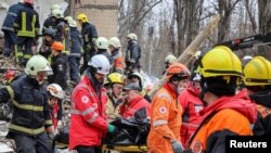 Рятувальники дістають тіло місцевого жителя з-під рештків житлового будинку, сильно пошкодженого ударом російського безпілотника під час атаки Росії на Україну, Одеса, 2 березня 2024 р. REUTERS/Stringer