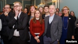 冰島舉行議會選舉，獨立黨成員和支持者關注選舉結果。初步結果顯示，獨立黨的得票率為26%。（2017年10月28日）