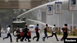 La police antiémeutes utilise un canon à eau pour disperser les partisans de l'opposition à Nairobi, au Kenya, le 23 Mai 2016. REUTERS/Thomas Mukoya TPX IMAGES OF THE DAY - RTSFIL7