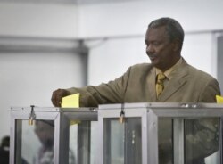 An unidentified Somali member of parliament casts his vote for the presidential election in Mogadishu, Somalia, Feb. 8, 2017.