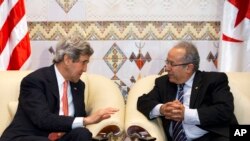 Menlu AS John Kerry (kiri) dan Pemlu Aljazair Ramtane Lamamra setibanya di negara itu, Rabu (2/4).